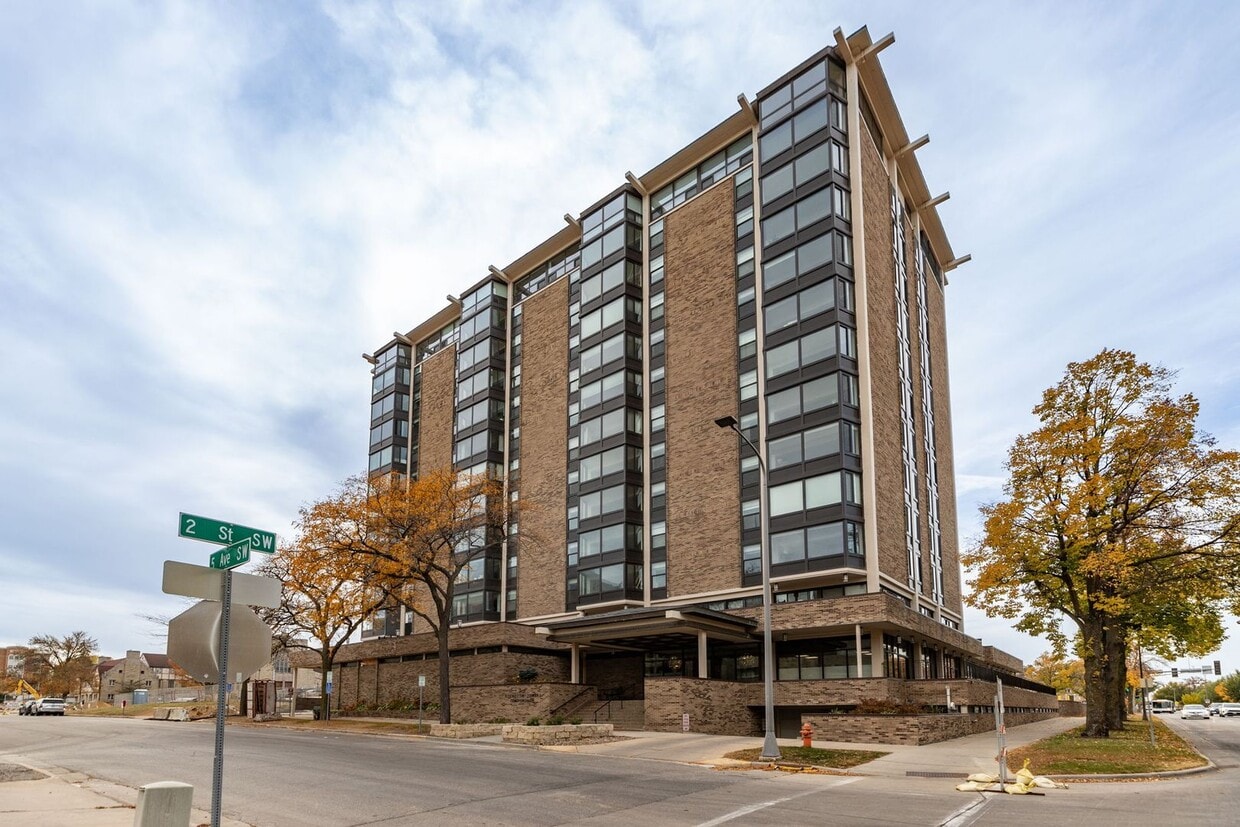Primary Photo - Unbeatable Views, Ample Amenities, 2 Bed 1...