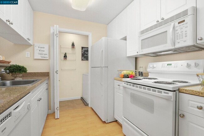 Building Photo - 1315 Alma Ave