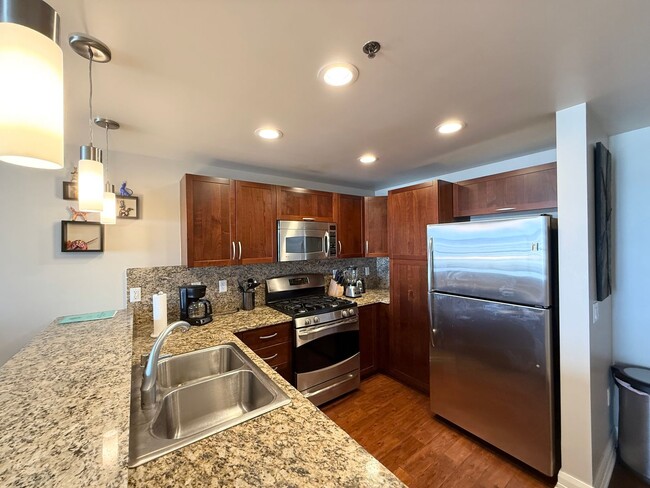 Building Photo - 1/BD 1.5/BA Luxury High-Rise Living with B...