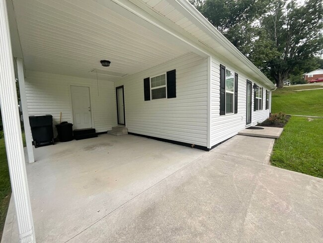 Building Photo - Short term - Clean and tidy 3 bedroom/1 bath near Cherokee Park