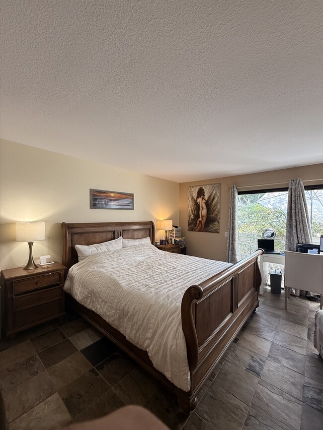Building Photo - 524 Via De La Valle
