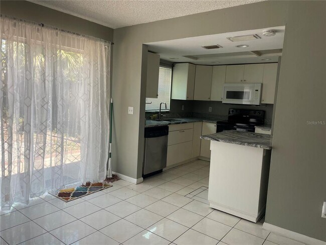 Building Photo - 5162 Tennis Ct Cir