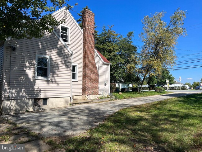 Building Photo - 14 N Pennell Rd