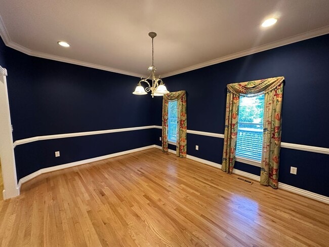 Building Photo - 5 Bedroom/3.5 Bath Long Term Rental in Martin's Point