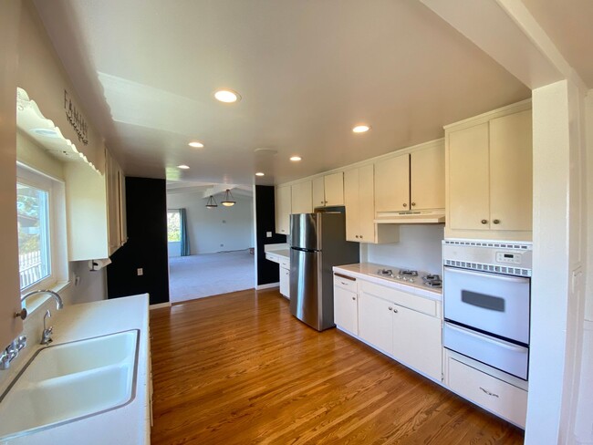 Foto del edificio - Unique 4 Bedroom 2 bath Guest Home in Ocea...