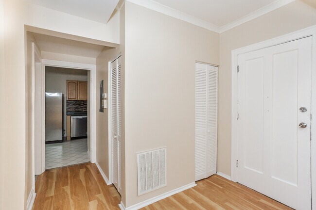 Building Photo - 848 W Agatite Ave