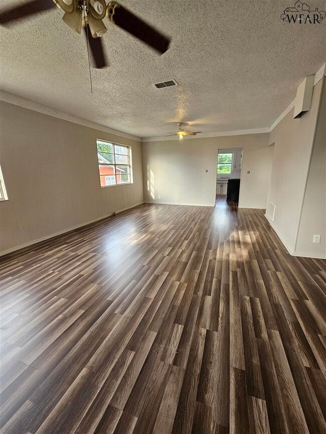 Building Photo - 1613 Beverly Dr