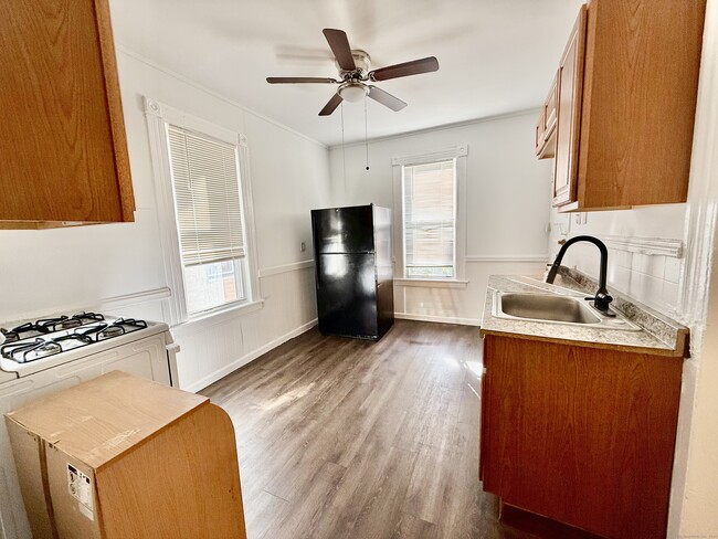 Building Photo - 519 Brooks St