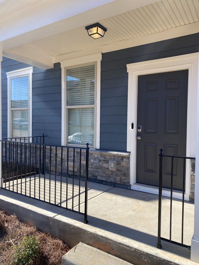 Building Photo - End Unit 3 Bedroom Townhome in Matthews