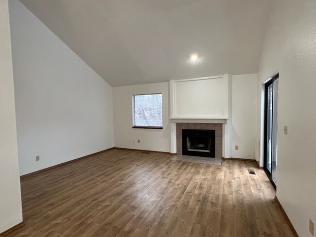 Building Photo - 3 bedroom/1.75 bath rambler style home! 1,272 sq ft
