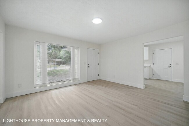 Building Photo - Renovated 3 Bed/2 Bath Home with Den & Off...