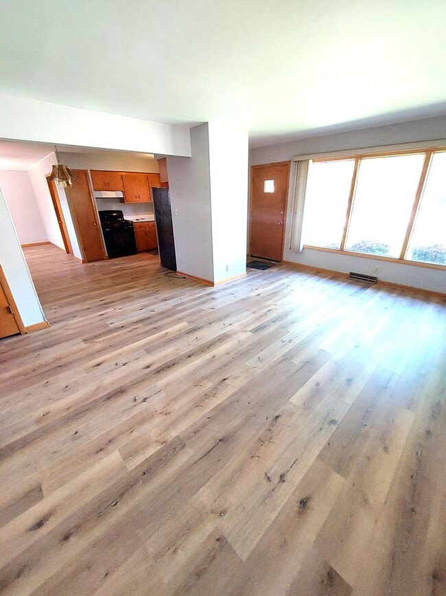 Building Photo - 3 bedroom 1.5 bath home with attached 1 ca...
