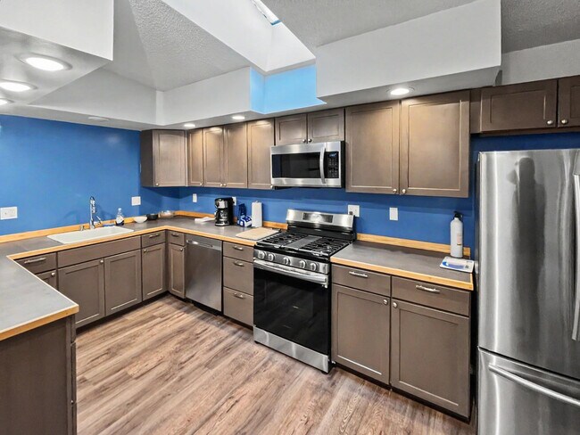 Foto del edificio - 9330 Emerald Dr