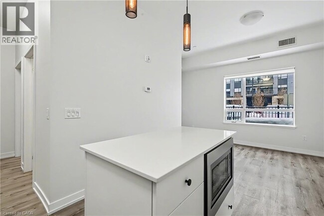 Photo du bâtiment - 251 Northfield Dr E