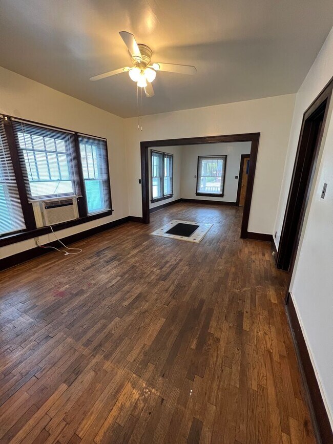 Building Photo - 2 Bedroom 1 Bath with Basement