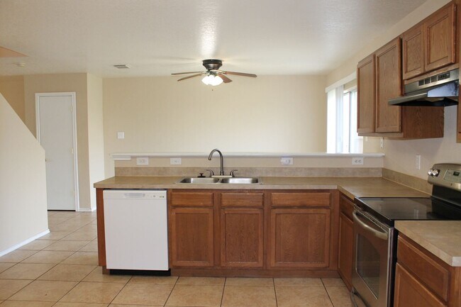 Building Photo - Spacious 3 bed/ 2.5 bath Rental Available ...