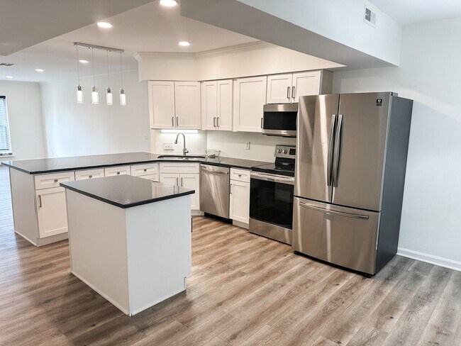 Foto del edificio - Spacious Renovated 3-Bedroom Condo Near UT...