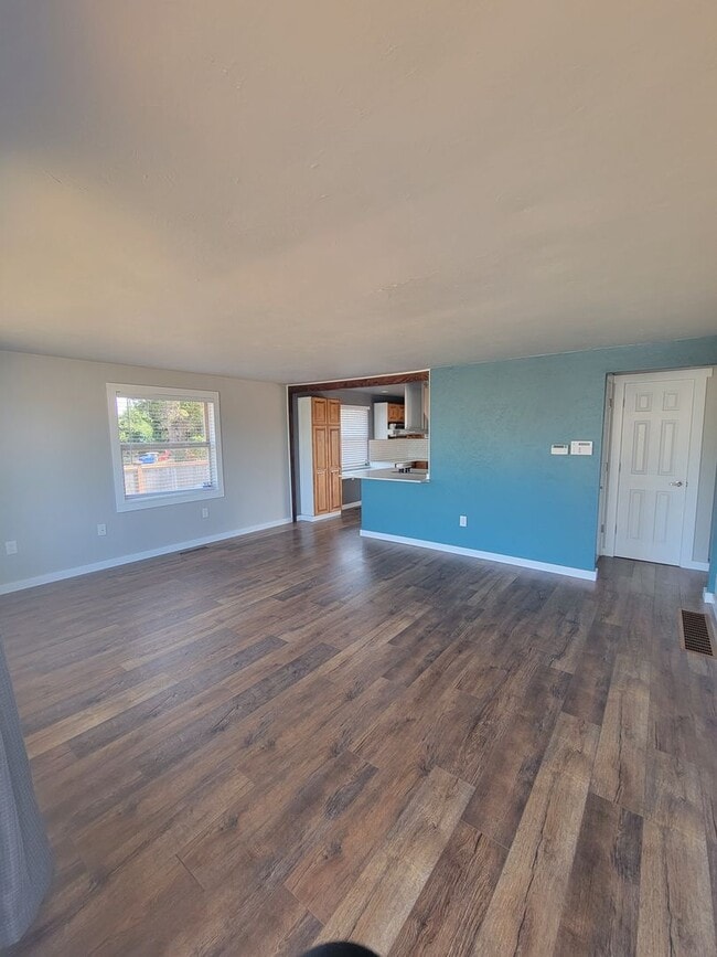 Building Photo - Beautifully updated 2 bedroom 1 bath home
