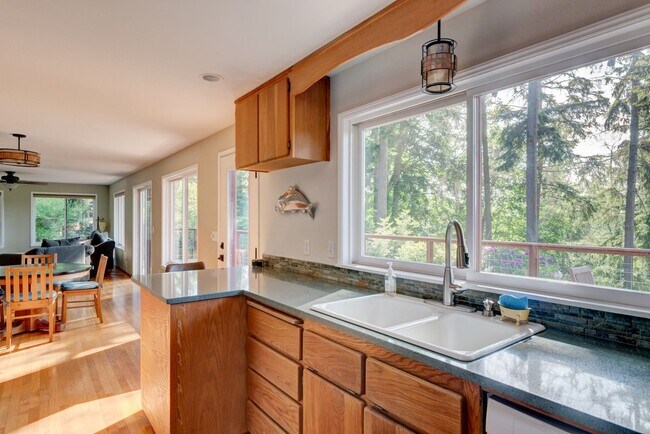 Building Photo - 3 Bedroom Fully Furnished Home with water ...