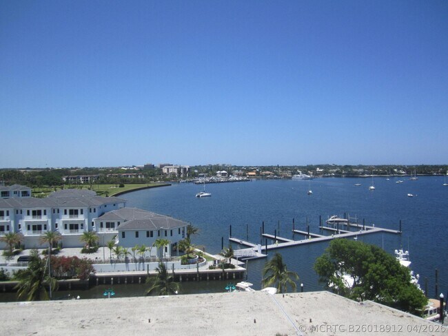 Foto del edificio - 1208 Marine Way W