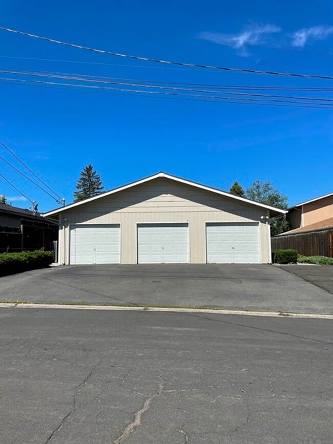 Building Photo - 2 bedroom duplex