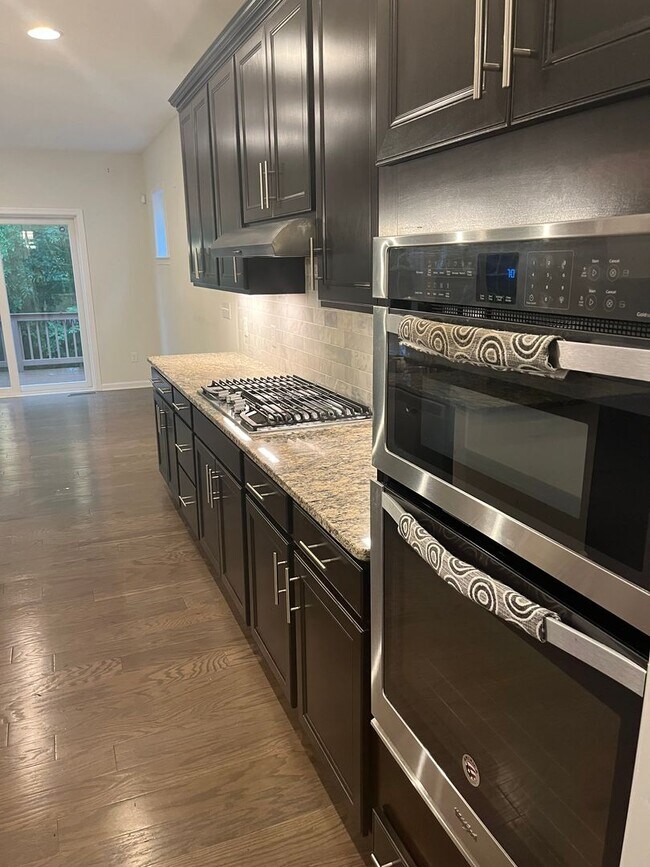 Photo - Large Executive 5 Br 3.5 Bath Home in Weym...