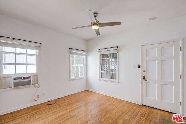 Foto del edificio - 963 N Doheny Dr