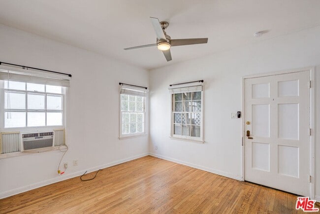 Building Photo - 963 N Doheny Dr