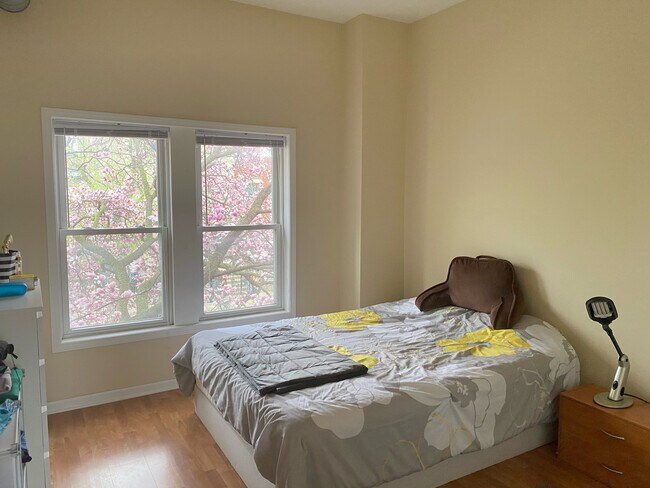 Bedroom - 922 S Claremont Ave