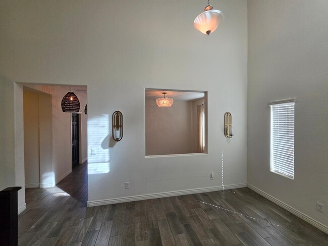 Building Photo - 2756 E Hickory St