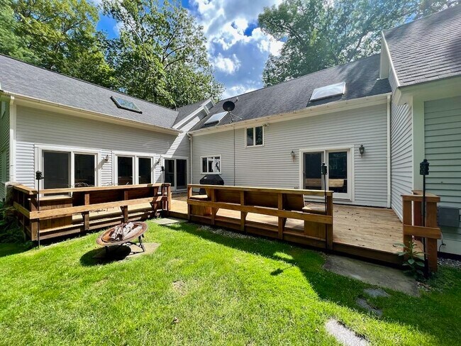 Building Photo - 995 Powder-Horn Rd
