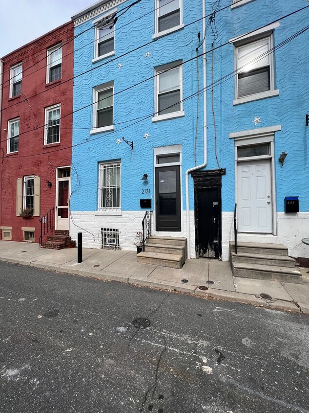 Primary Photo - Charming Three Story Row Home for Rent in ...