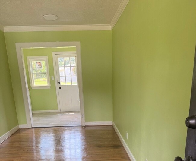 Building Photo - 1400 Roslyn Dr