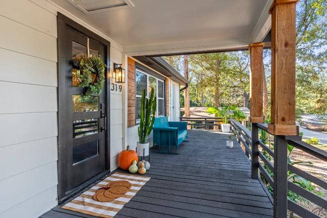 Building Photo - 319 Hideaway Lane Central