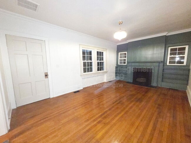 Building Photo - 907 Hines St W