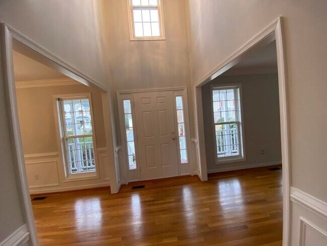 Foto del edificio - 4 Bedroom and 2 1/2 Bath 2-Story with Atta...