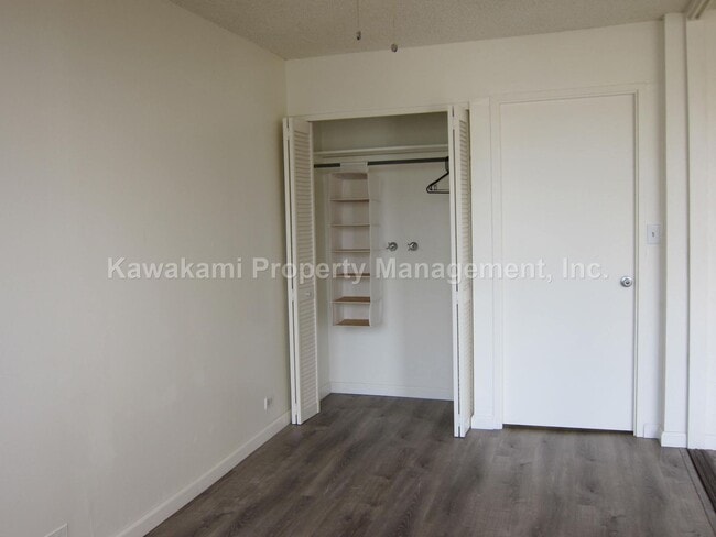 Building Photo - Conveniently Located, Renovated Condo w/Pa...