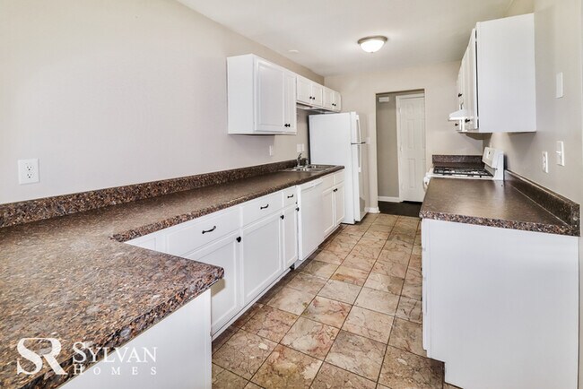Building Photo - This cute home is ready for your personal ...