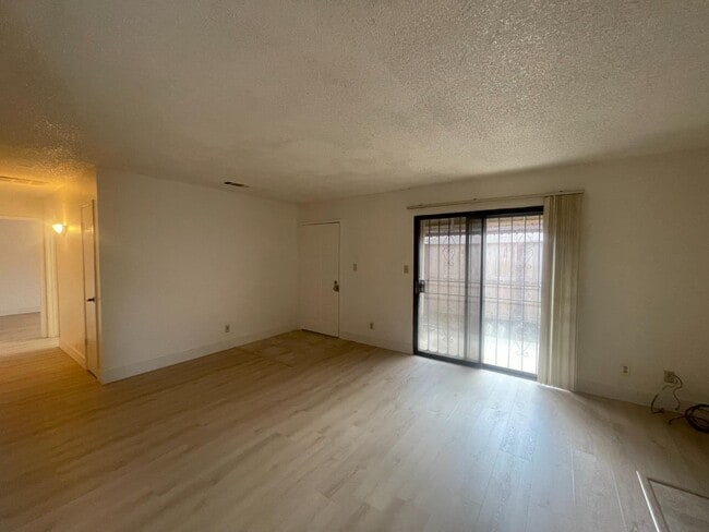 Foto del edificio - 1221 N Peach Ave