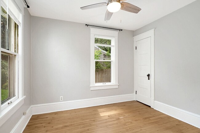 Building Photo - 326 S Maple St