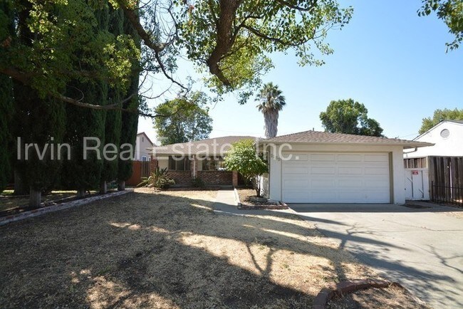 Foto del edificio - 4 Bedroom, 2 Bath Single Family Home