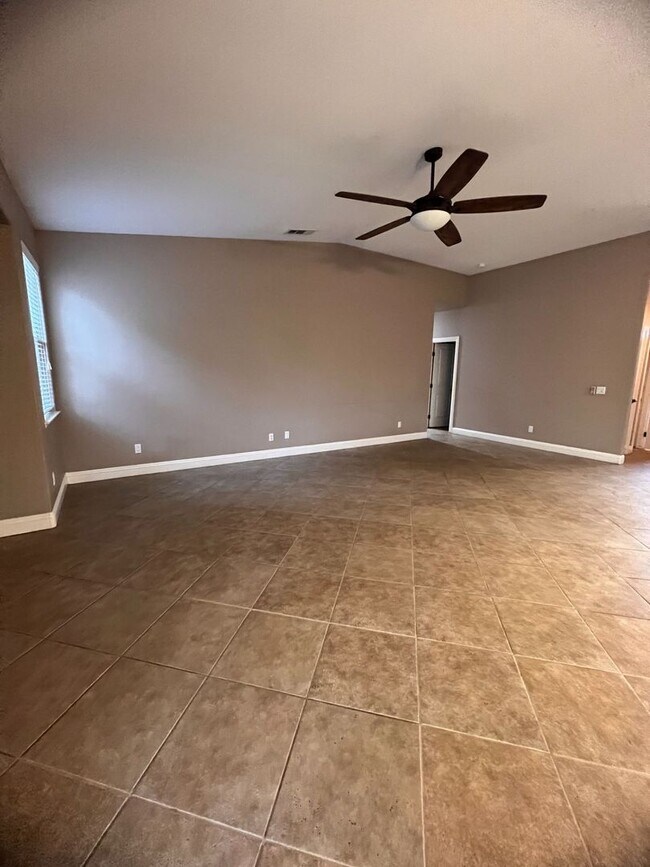 Building Photo - 1867 ADMIRAL 4 BEDROOM 2 BATHROOM - TULARE