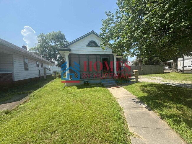 Building Photo - Two Bedroom House | Large Back Yard
