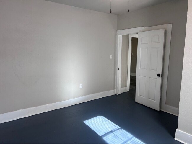 Building Photo - 1710 W 15th St