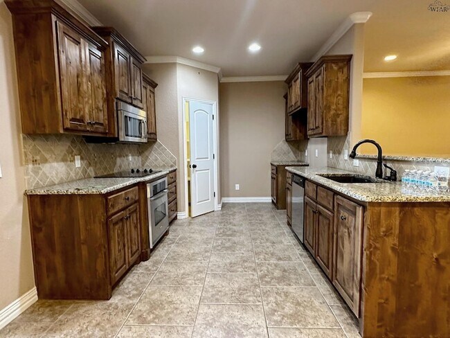 Foto del edificio - 6018 Oakmont Dr
