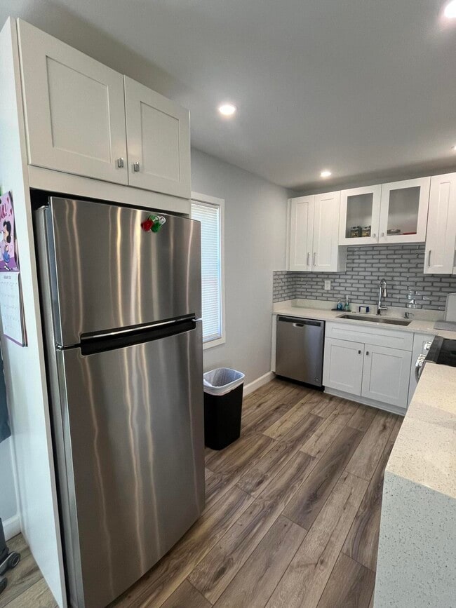 Building Photo - 812 Burgundy Q