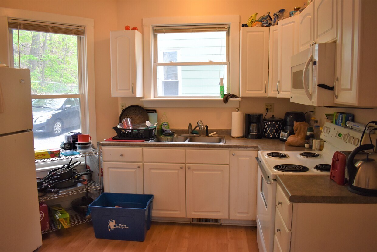Kitchen - 225 Valley St
