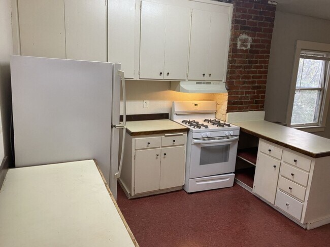 Building Photo - Lovely 2 Bedroom, 1 Bath Unit