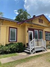Building Photo - 709 E 11th St