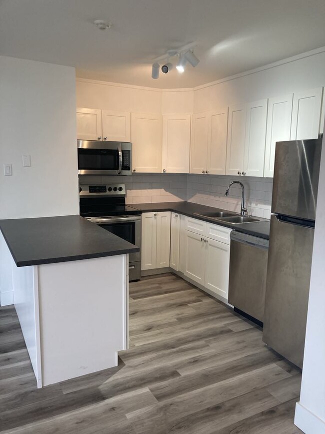Building Photo - Fully Renovated Unit Available Now!